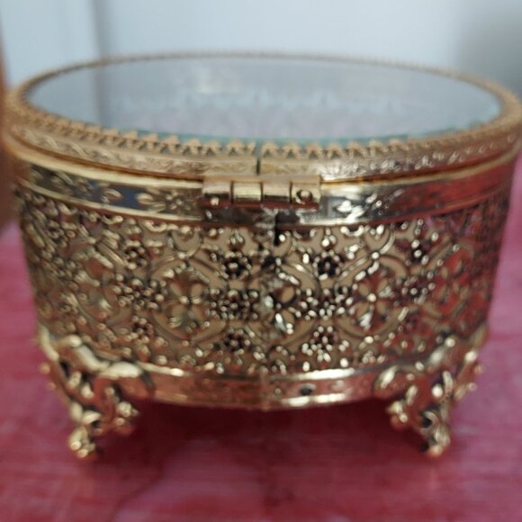 Vtg Oval Gold Tone Filigree Ormolu Footed Jewelry Box w/ Clear Glass Hinged Top - Picture 5 of 16